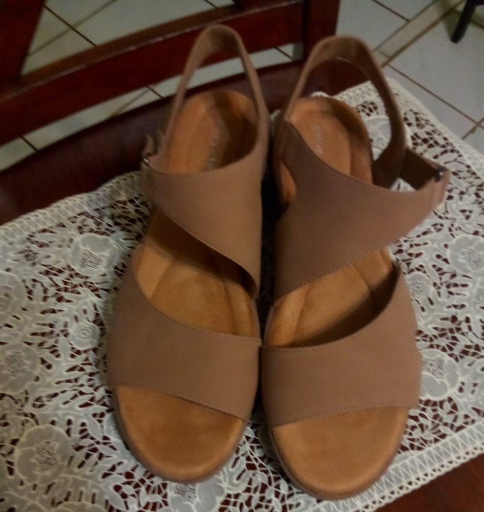 Easy Spirit Women Sandals.